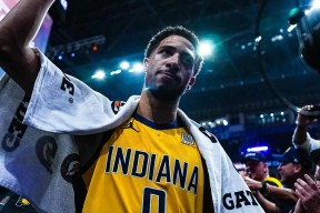 亚博-西亚卡姆连续十场比赛得分超过赛况扑朔迷离，快船挑战极限！的简单介绍